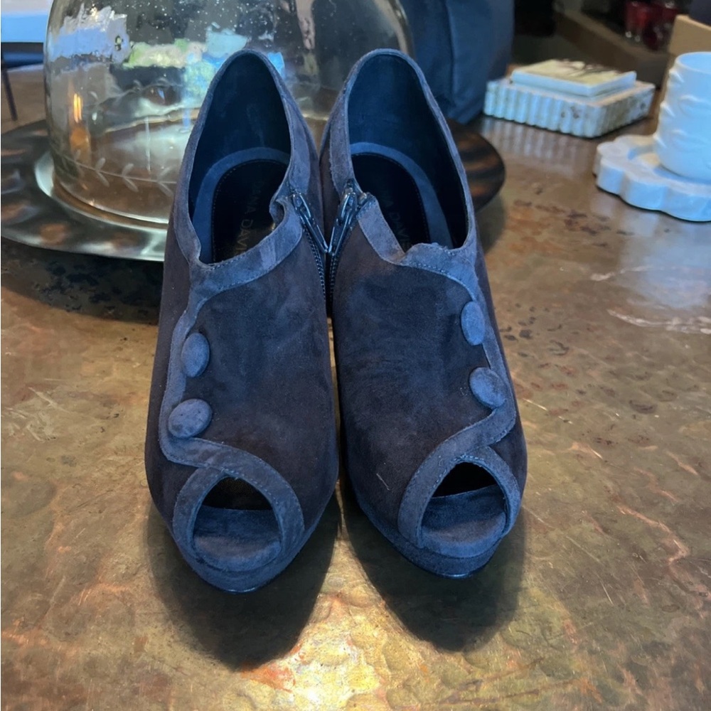 Preowned Dana Davis Chic Black Peep-Toe Heels Size 9M